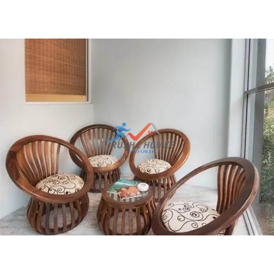 Hotel and 4BR house are on the same 32.45 perch property. 5 minutes drive to the Kandy City Centre